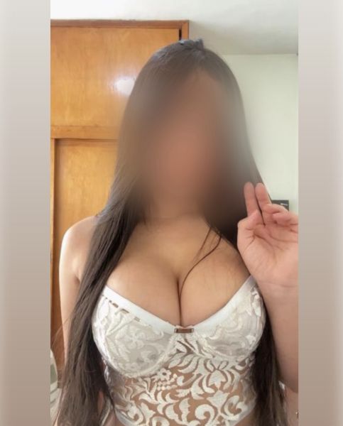 Big boobs, natural, skinny, cabello largo